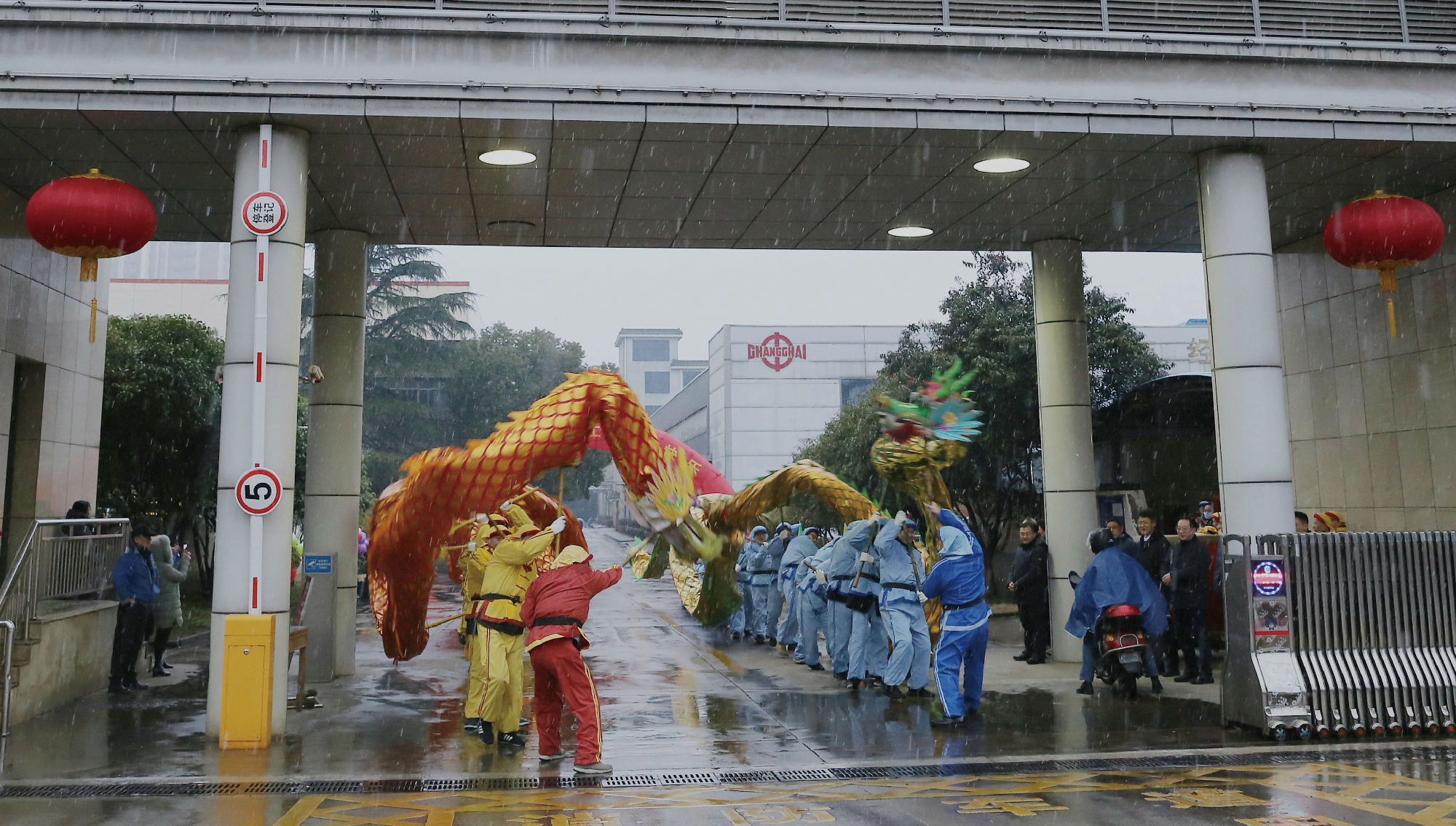 春節(jié)后上班第一天:公司領(lǐng)導向職工拜年送祝福_副本.jpg